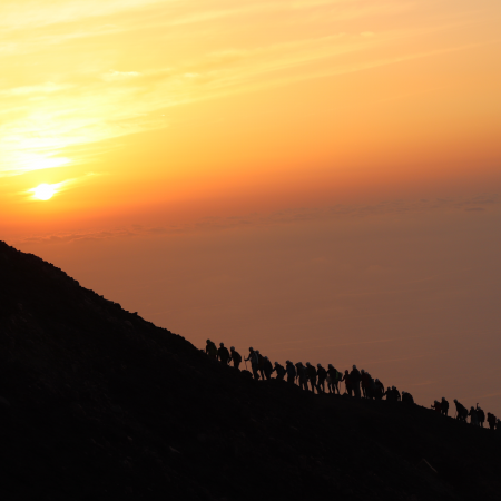 Bergsteiger auf dem Krater des Stromboli bei Sonnenuntergang.